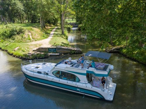 Houseboat Estivale Sixto Prestige available for charter in Marina Bellegarde