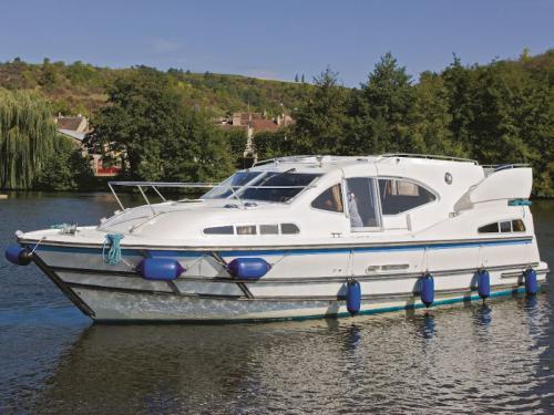 Houseboat Europa 300 available for charter in Loosdrecht