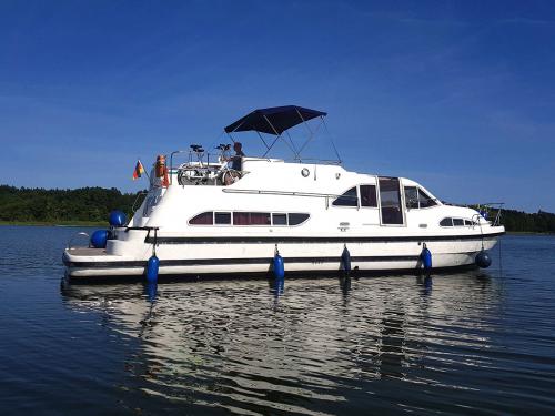 Houseboat Europa 400 available for charter in Marina Fuerstenberg