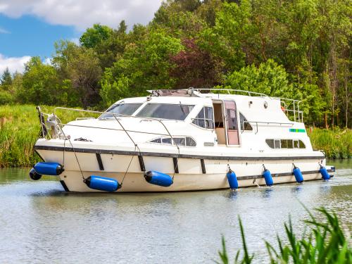 Hausboot Europa 600 Yachtcharter in Marina Babou