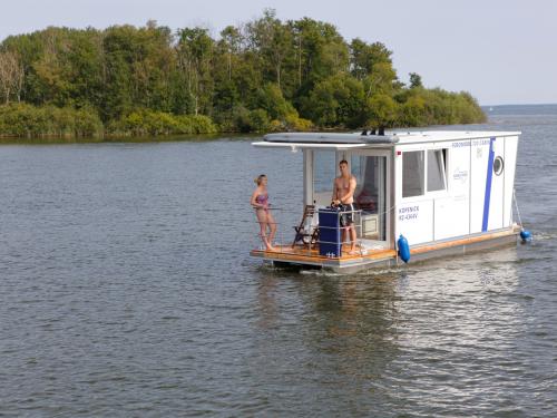 Hausboot Febomobil 720 Cabin Yachtcharter in Rechlin Hausboot Febomobil 720 Cabin Yachtcharter in Rechlin