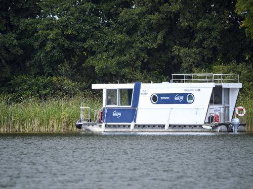 Houseboat Febomobil 870 available for charter in Rechlin
