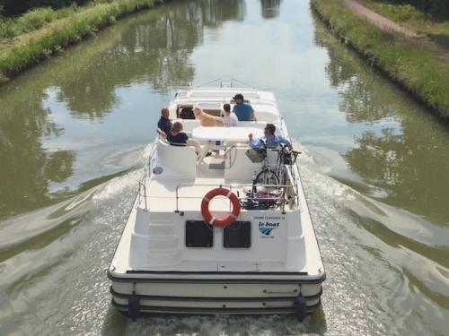 Houseboat Grand Classique available for charter in Saint Jean de Losne