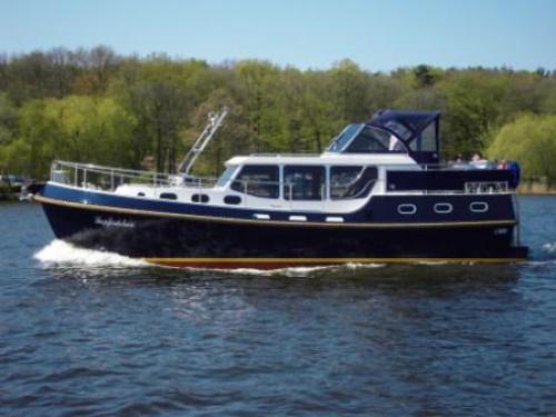 Houseboat Gruno 35 K classic available for charter in Marina Lanke Berlin