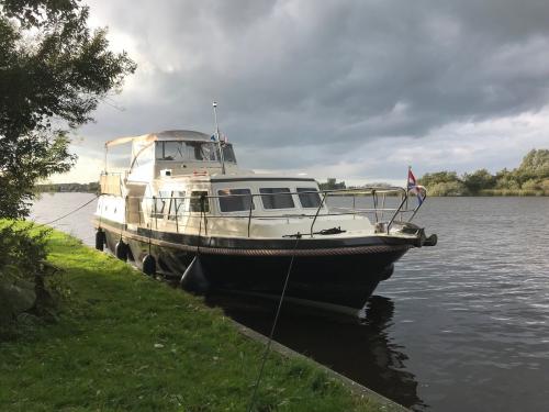 Houseboat Holiday 1300 available for charter in Akkrum