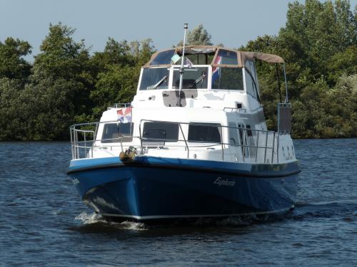 Houseboat Holiday 1300 available for charter in Akkrum Houseboat Holiday 1300 available for charter in Akkrum