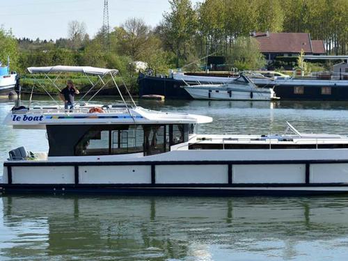 Houseboat Horizon 5 available for charter in Saint Jean de Losne