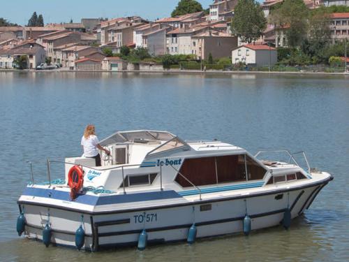 Houseboat Lake Star for charter in Carrick on Shannon