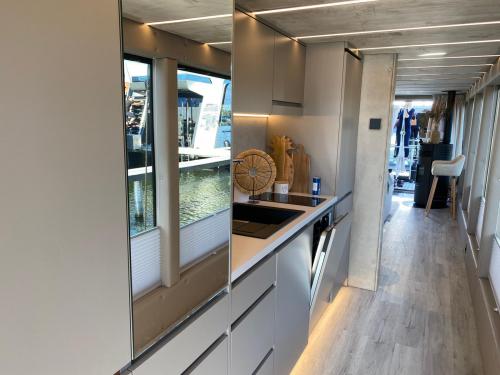 Hausboot Luxboot 47 Yachtcharter in Buchholz