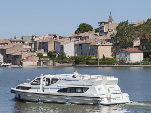 Houseboat Magnifique available for charter in Tannay