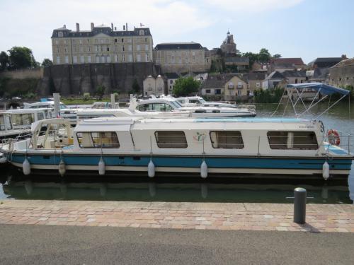 Houseboat Marina 1400 available for charter in Sable sur Sarthe