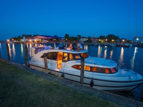 Houseboat Minuetto 6 available for charter in Casale sul Sile