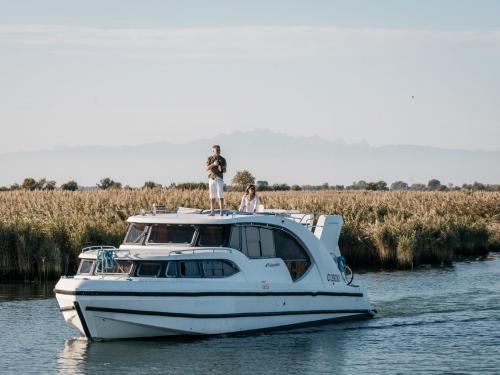 Houseboat Minuetto 6 available for charter in Casale sul Sile