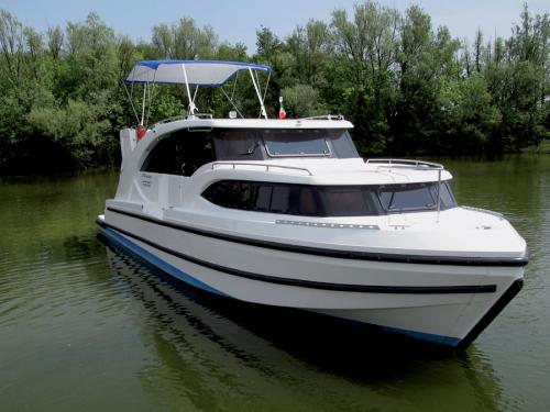 Houseboat Minuetto 6 available for charter in Casale sul Sile