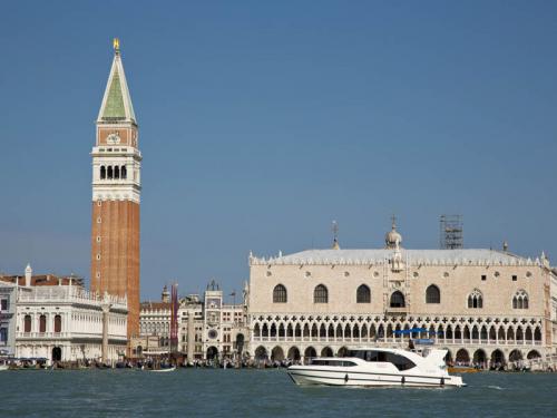 Houseboat Minuetto 6 available for charter in Casale sul Sile