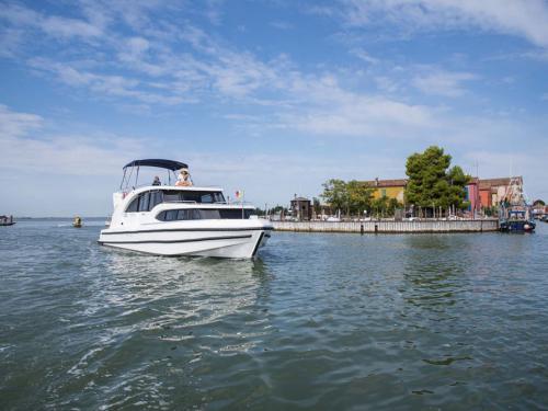 Houseboat Minuetto 6 available for charter in Marina Casale sul Sile