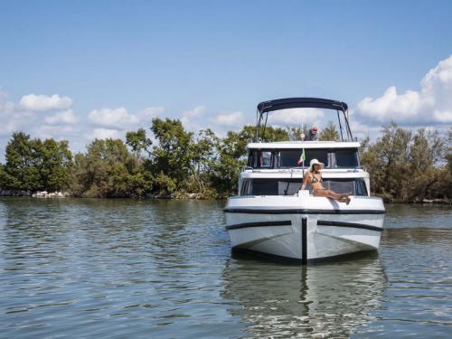Houseboat Minuetto 6 available for charter in Casale sul Sile