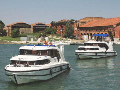 Houseboat Minuetto 6 for charter in Casale sul Sile