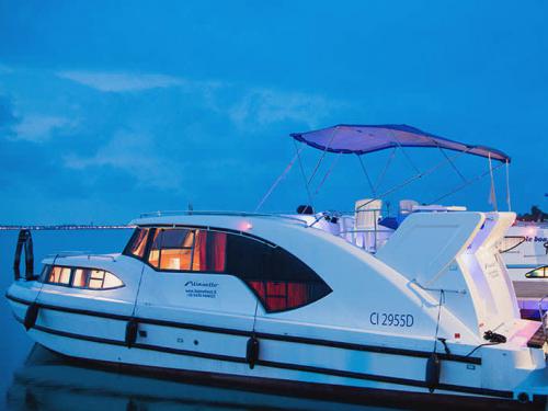 Houseboat Minuetto 6 available for charter in Casale sul Sile