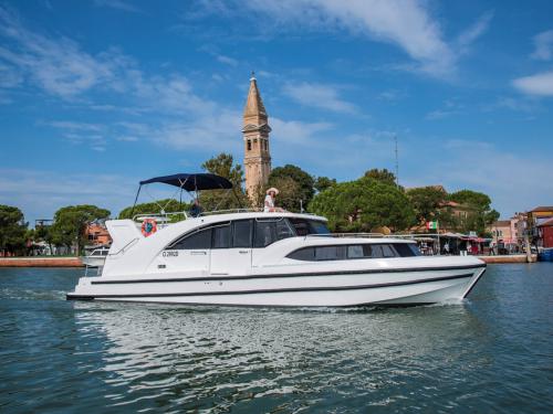 Houseboat Minuetto 8 for charter in Casale sul Sile