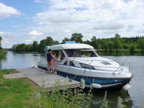 Houseboat Nicols 1000 for rent in Sable sur Sarthe
