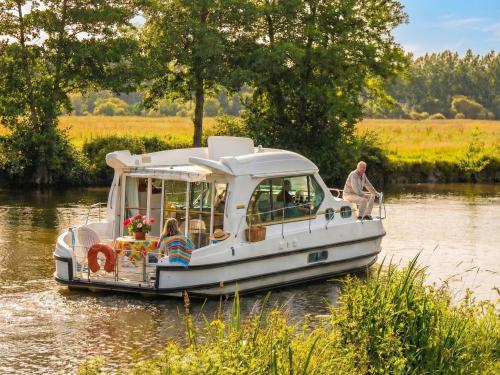 Hausboot Nicols 1000 chartern in Hafen von Dole