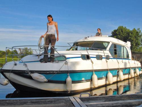 Houseboat Nicols 1160 available for charter in Luebz