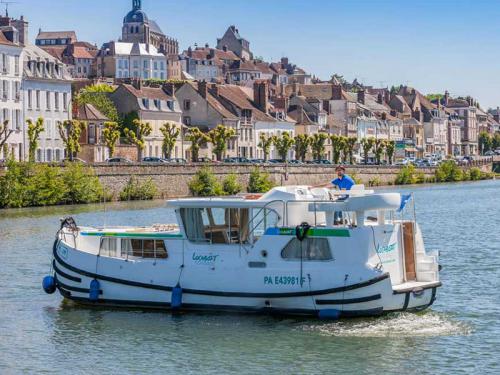 Houseboat Penichette 1020 for rent in Joigny