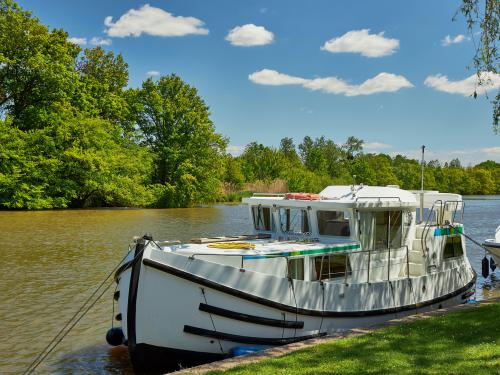 Houseboat Penichette 1020 available for charter in Marina Morin