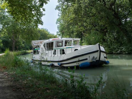 Houseboat Penichette 1180 for hire in Fuerstenberg