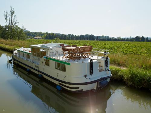 Houseboat Penichette 1500 FB available for charter in Marina Fuerstenberg