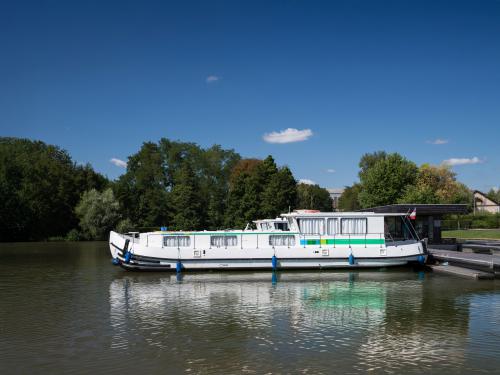 Houseboat Penichette 1500 R for rent in Lutzelbourg