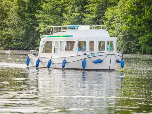 Houseboat Penichette 950 E available for charter in Port Occitanie