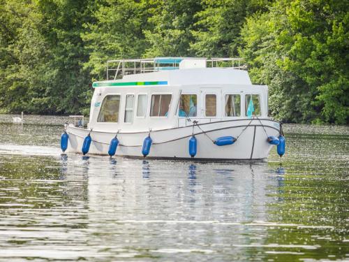 Houseboat Penichette 950 E for charter in Fuerstenberg