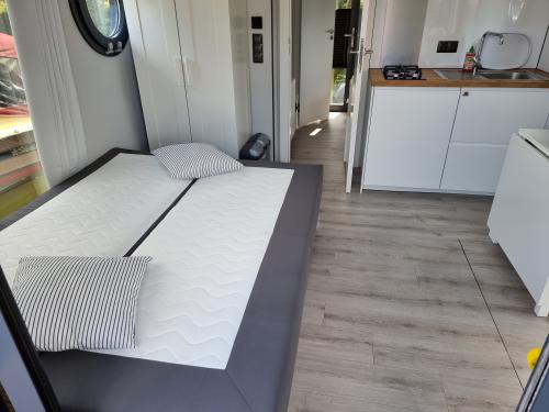 Hausboot Rollyboot 8.2 chartern in Marina Lübz