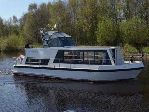 Houseboat Safari Houseboat 1200 available for charter in Drachten Houseboat Safari Houseboat 1200 available for charter in Drachten