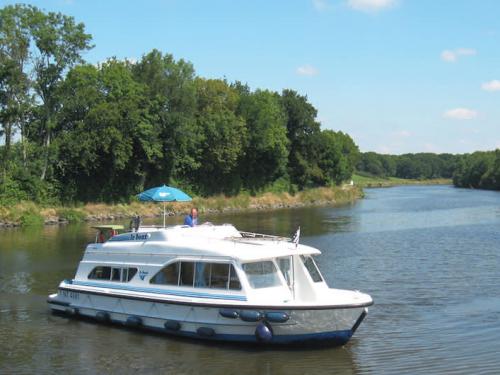 Houseboat Tango available for charter in Cassafieres