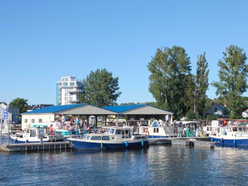 Hausboot Tjonger Yachtcharter in Rechlin