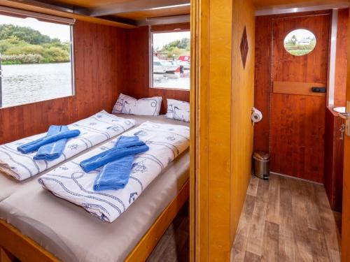 Hausboot TS1000 Yachtcharter in Yachthafen Neustrelitz