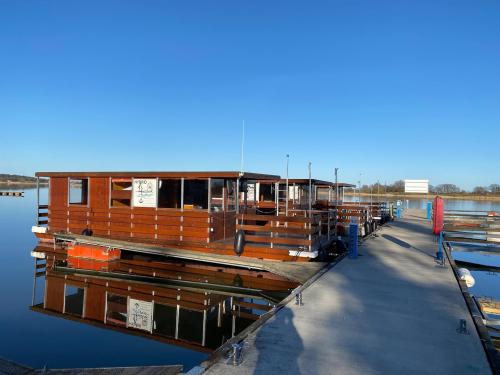 Hausboot TS1000 Yachtcharter in Hafen von Loitz Hausboot TS1000 Yachtcharter in Hafen von Loitz