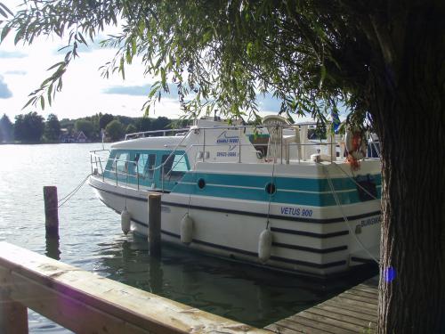 Hausboot vetus 900 Yachtcharter in Müritz Marina Rechlin