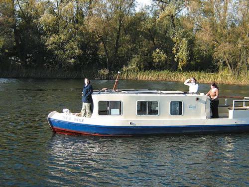 Hausboot Welle Yachtcharter in Rechlin