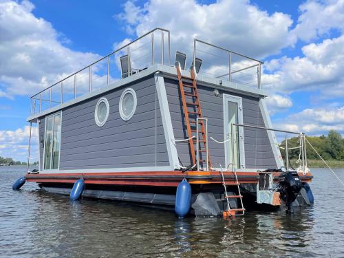Houseboat Woma D10 available for charter in Buchholz