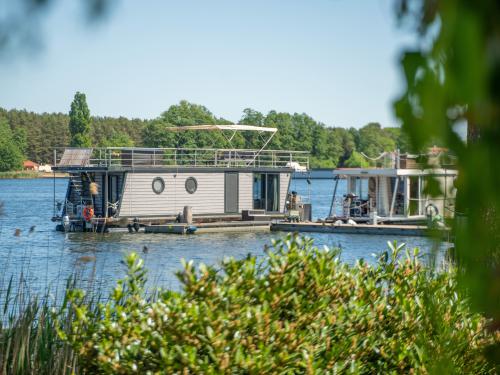 Hausboot Woma D13 Yachtcharter in Fürstenberg Hausboot Woma D13 Yachtcharter in Fürstenberg