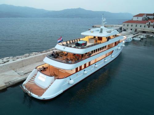 Luxury Yacht Yolo for charter in Split (Croatia)