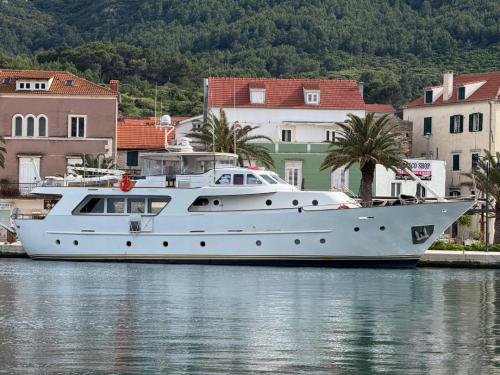 79ft Luxury Yacht for charter in Salamina (Greece)
