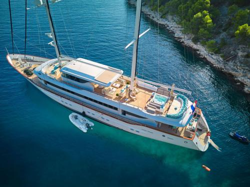 Luxury Yacht Omnia for rent in Split (Croatia)