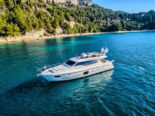 Ferretti 620 for 6 persons for rent in Kastel Gomilica