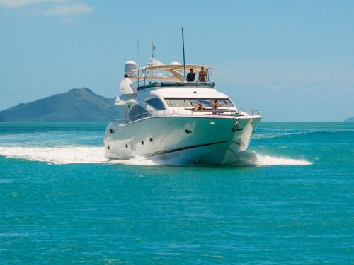 K35 Sunseeker 82 available for charter in Hamilton Resort