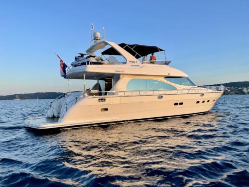 Yaretti 2110 Luxury Yacht for charter in Split (Croatia)